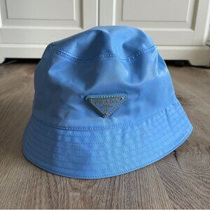 Verry cute baby blue bucket hat!!